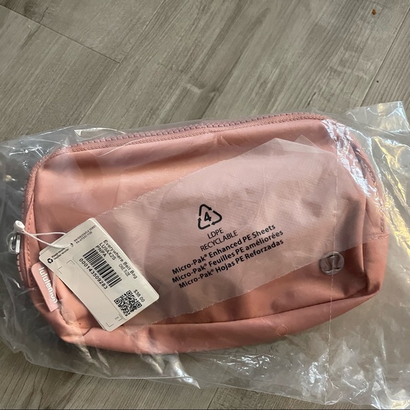 Lululemon Everywhere Belt Bag NWT - Picture 9 of 10